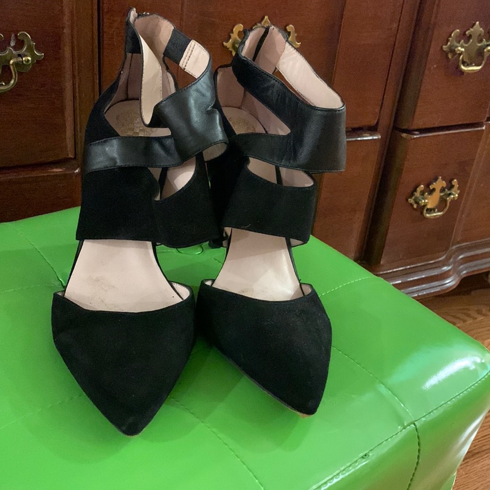 beautiful bkack surfe and leather heels.